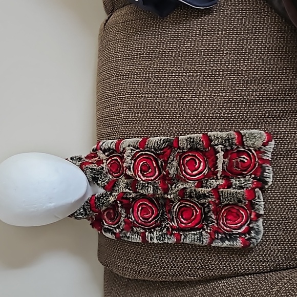 Rabbit fur scarf red rosettes - Picture 1 of 5